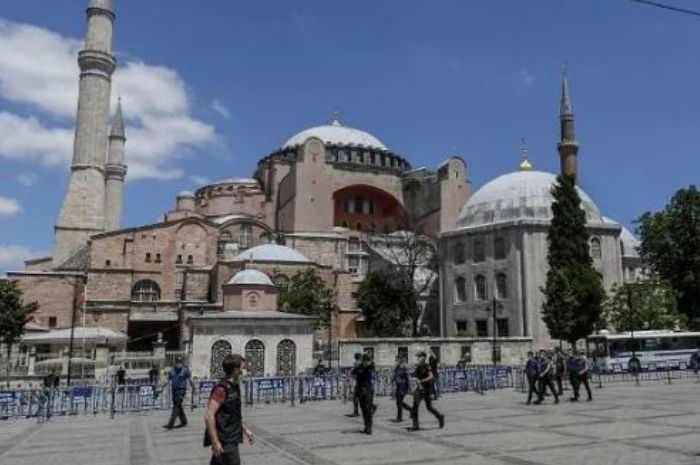 HAGIA Sophia  awalnya  katedral di Kekaisaran Bizantium Kristen,  diubah menjadi masjid saat Ottoman menang atas Konstantinopel pada  1453. Jatuhnya Konstantinopel ke tangan Turki Usmani membawa dampak yang besar kepada dunia.