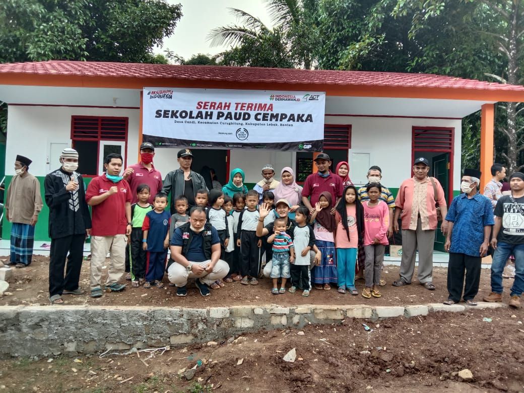 Perwakilan dari ACT, pemerintah desa dan tokoh masyarakat dalam peresmian pembangunan kembali PAUD Cempaka di Kampung Leuwisieun Desa Candi, Kabupaten Lebak, Banten.