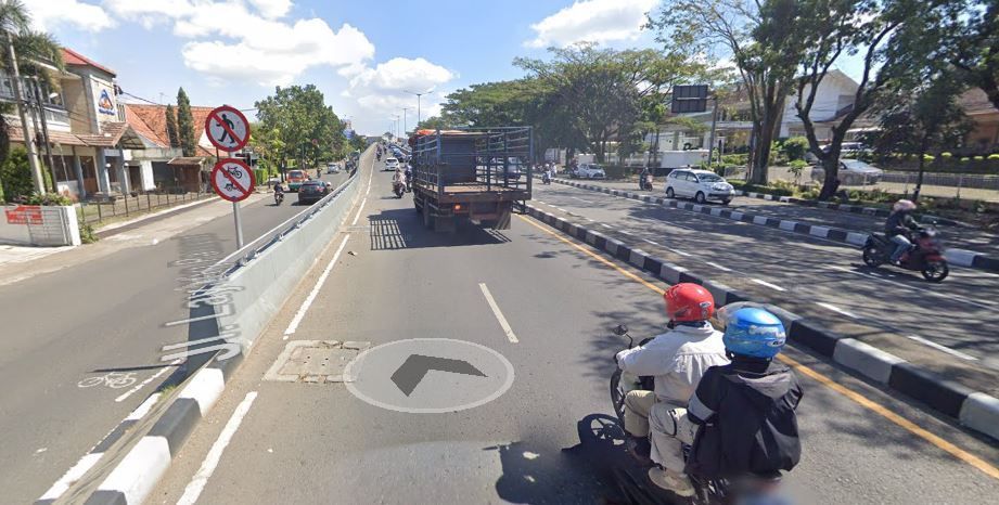 Rambu larangan bersepeda dan berjalan kaki di Flyover Pasupati. *Google Maps