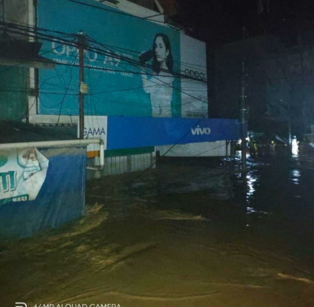 Lokasi Banjir di dekat jembatan Masamba  di jalan poros sulawesi menuju Luwu Timur