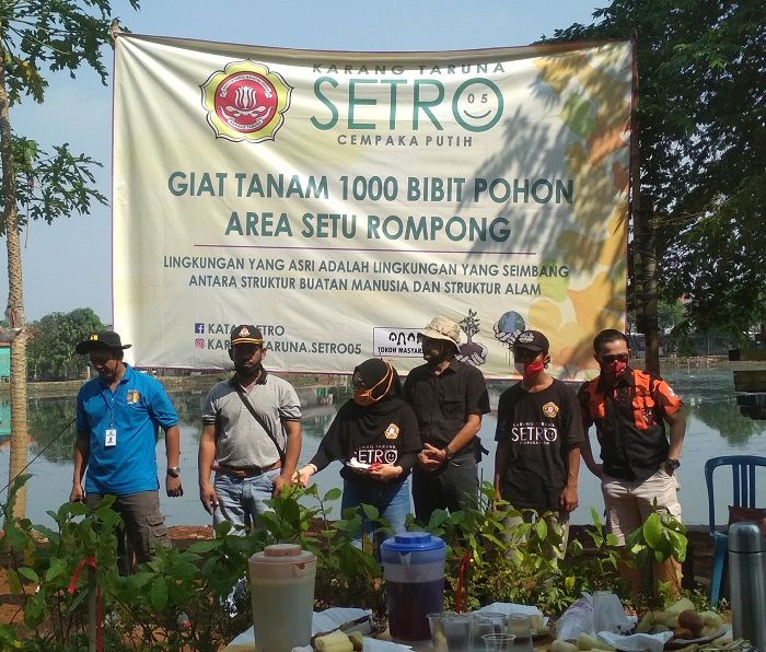 Karang Taruna Setro 05, Cempaka Putih, Ciputat Timur Kota Tangerang Selatan (Tangsel) menanam 1.000 batang pohon di sekitar Setu Rompong.