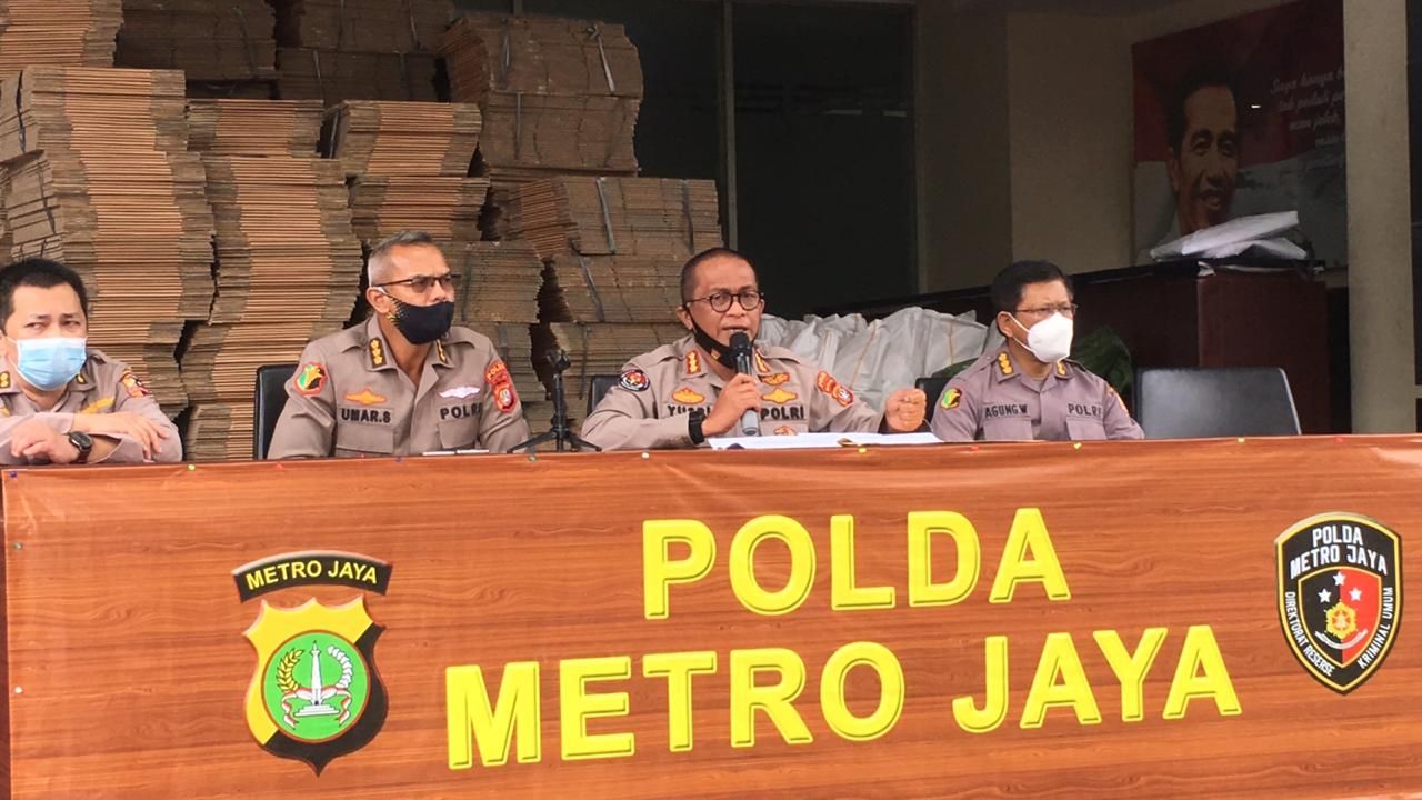 Kabid Humas Polda Metro Jaya, Kombes Polisi Yusri Yunus (dua dari kanan) saat memberikan keterangan terkait kabar meninggalnya tersangka Francoise Abella Camille, di Polda Metro Jaya pada Senin, 13 Juli 2020.*