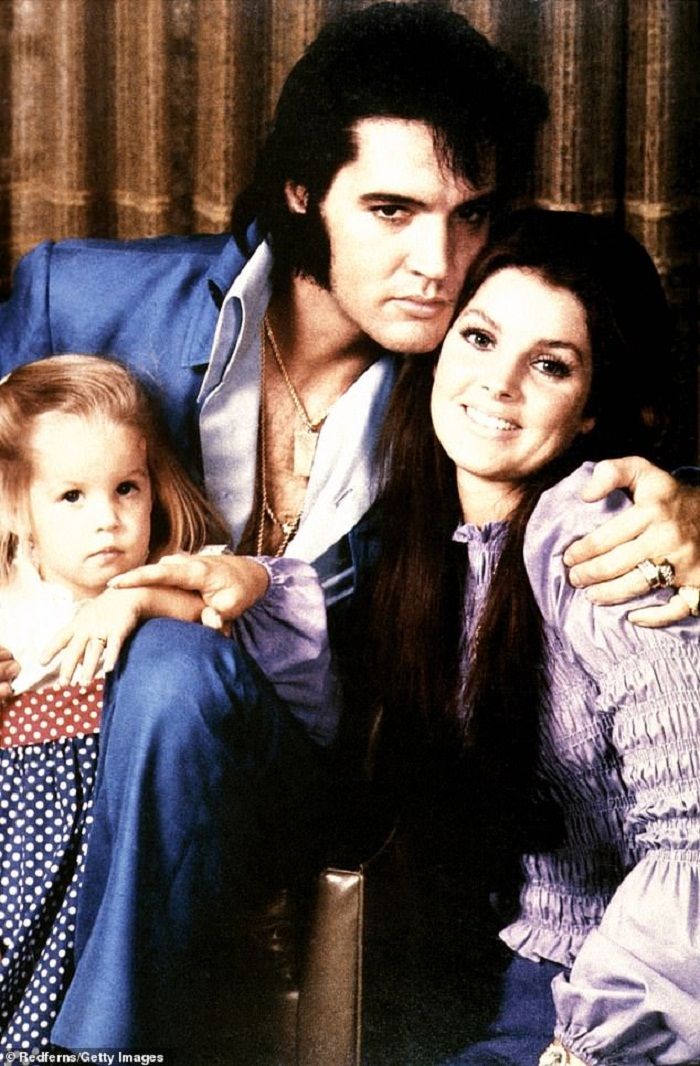 Lisa bersama mendiang ayahnya Elvis dan sang ibu Priscilla.
