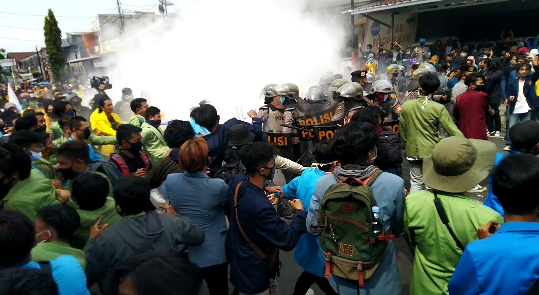 Aksi Mahasiswa tolak omnibus law di depan Gedung DPRD Kota Tasikmalaya diwarnai saling dorong antara petugas kepolisian dengan massa aksi, Rabu 15 Juli 2020.