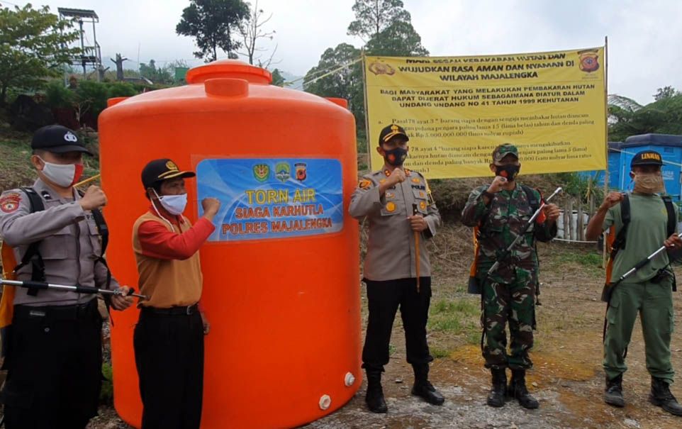 KAPOLRES Majalengka, Bismo Teguh Prakoso memberikan bantuan berupa torn air kapasitas 5.000 liter kepada Pengelola Buper Cidewata.*/TATI PURNAWATI/KABAR CIREBON