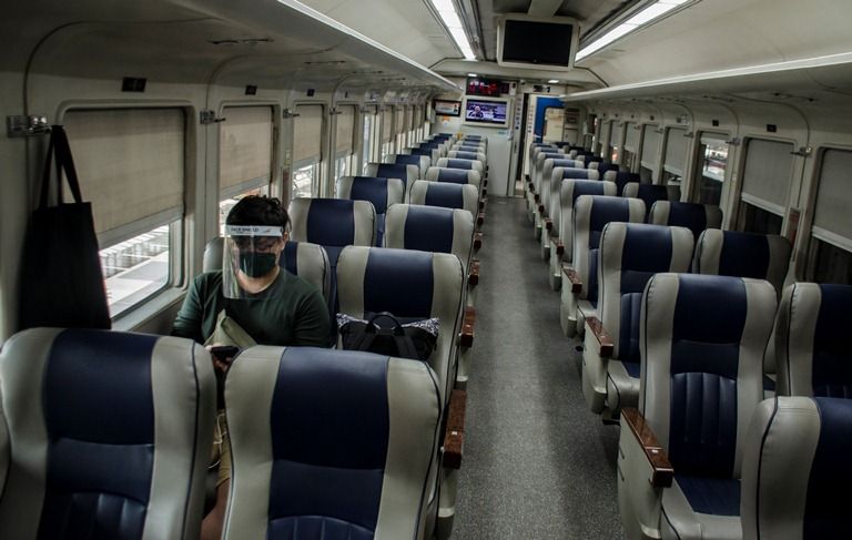 Penumpang duduk di gerbong Kereta Argo Parahyangan rute Bandung-Gambir PP di Stasiun Bandung, Jawa Barat, Jumat (10/7/2020). (foto: Antara/Novrian Arbi/pras)**