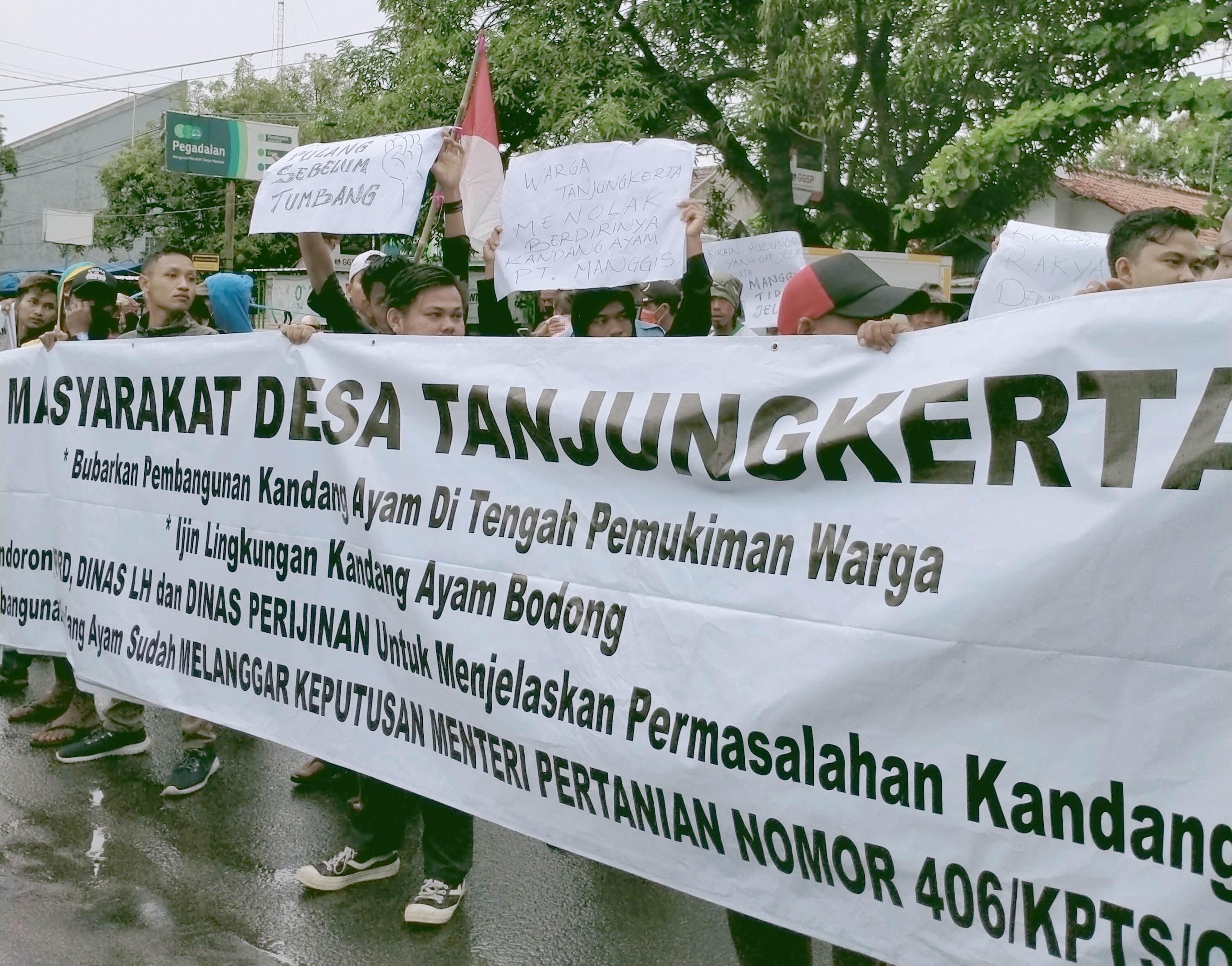 Puluhan warga mewakili masyarakat Desa Tanjungkerta Kecamatan Kroya Kabupaten Indramayu Provinsi Jawa Barat berunjuk rasa memprotes operasinal peternakan ayam.*/HERI SUTARMA