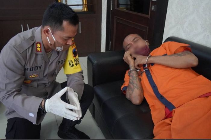 Kapolres Kebumen AKBP Rudy Cahya Kurniawan saat mengawasi tersangka penganiayaan ibu kandung di Kebumen, Hartoyo (38), dalam sesi investigasi hipnoterapi yang dilakukan pada Rabu, 15 Juli 2020.