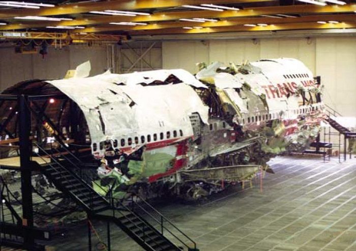 Rekonstruksi ulang badan pesawat TWA yang jatuh di Samudera Atlantik. (wikipedia)