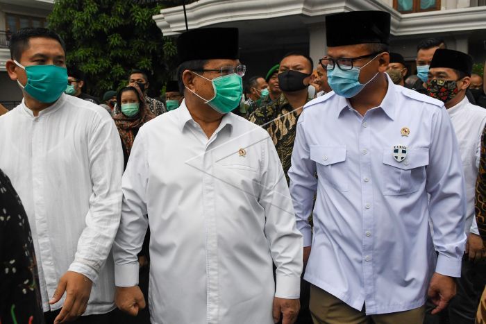 Menhan Prabowo Subianto (tengah) berbincang dengan Menteri Kelautan dan Perikanan Edhy Prabowo (kanan) usai pelepasan jenazah dari Mantan Panglima TNI Jenderal TNI (Purn) Djoko Santoso di rumah duka kawasan Bambu Apus Raya, Jakarta Timur, Minggu (10/5/2020). Jenderal TNI (Purn) Djoko Santoso meninggal dunia usai dirawat di Rumah Sakit Pusat Angkatan Darat (RSPAD) Gatot Soebroto, Jakarta Pusat, karena mengalami pendarahan otak. ANTARA FOTO/M Risyal Hidayat/foc.