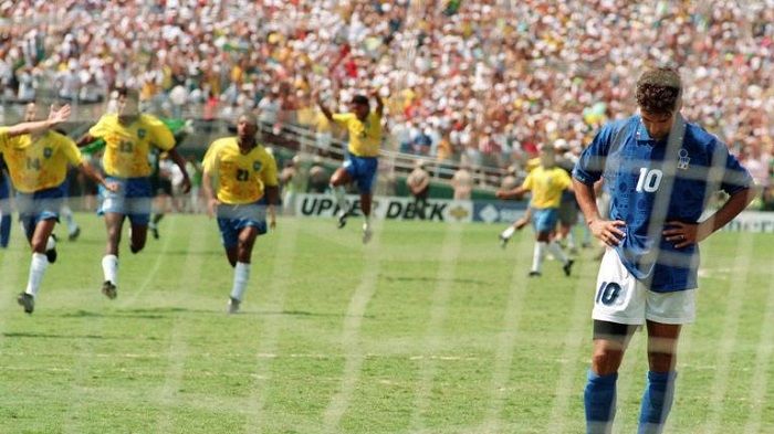 Pemain Italia, Roberto Baggio tertunduk usai gagal mengeksekusi penalti, saat timnya dikalahkan Brasil. (The National)