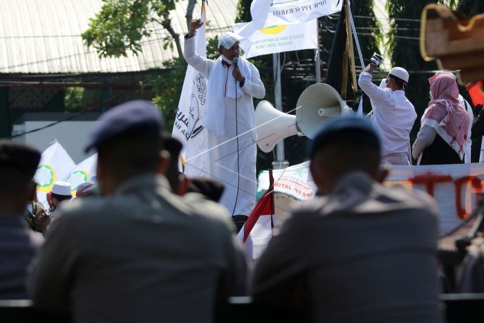 Massa dari Gerakan Umat Islam Tolak Komunis (Gamis) Jatim berunjuk rasa di depan gedung DPRD Jawa Timur, Surabaya, Jawa Timur, Selasa (7/7/2020). Massa aksi menolak Rancangan Undang-Undang Haluan Ideologi Pancasila (RUU HIP). ANTARA FOTO/Didik Suhartono/hp.