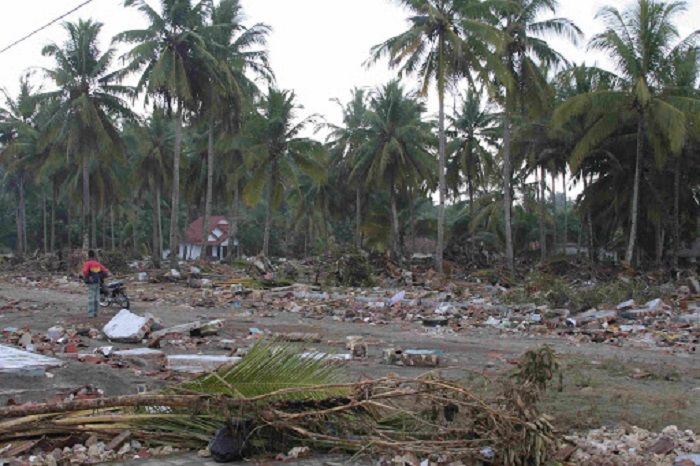Kerusakan akibat tsunami 2006. (posko-jenggala.org)