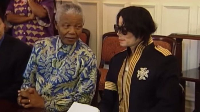 Nelson Mandela dan Michael Jakcson. (YouTube)