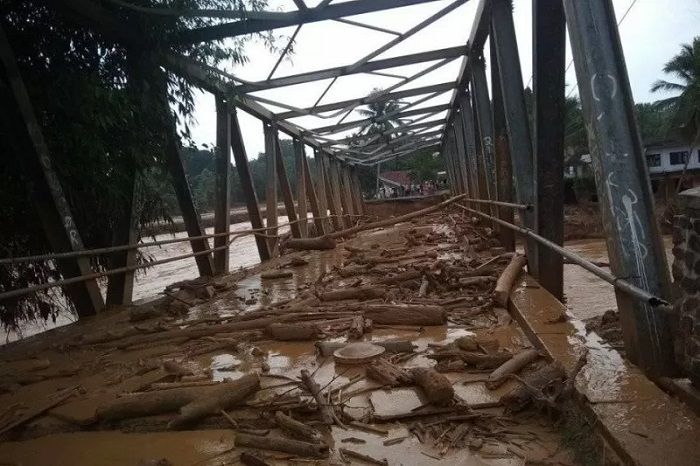 Jembatan Ciberang, Kecamatan Sajira, Kabupaten Lebak sesaat setelah diterjang banjir bandang, Januari 2020.