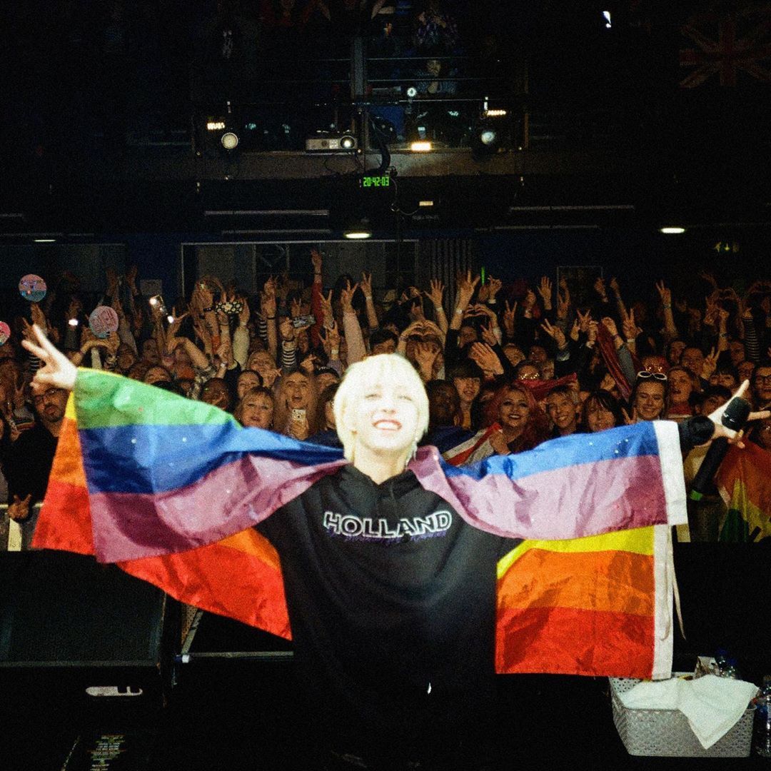 Holland berdiri di tengah-tengah para komunitas LGBTQ +.*/Instagram/@holland_vvv