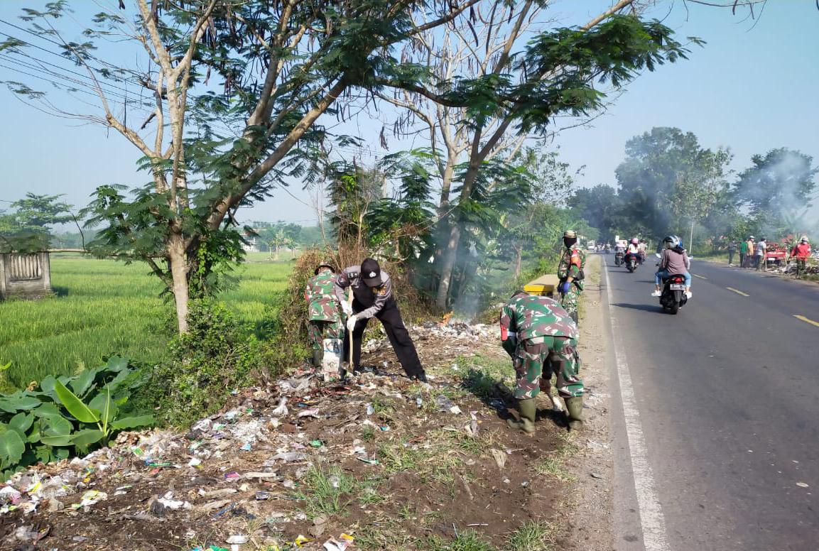 SEBAGIAN sampah yang kering langsung dibakar oleh anggota TNI dan Polri.*/TATI PURNAWATI/KABAR CIREBON