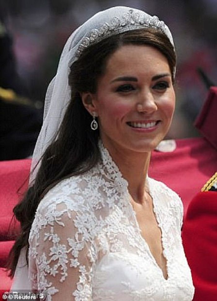 Kate Middleton dengan tiara Cartier.