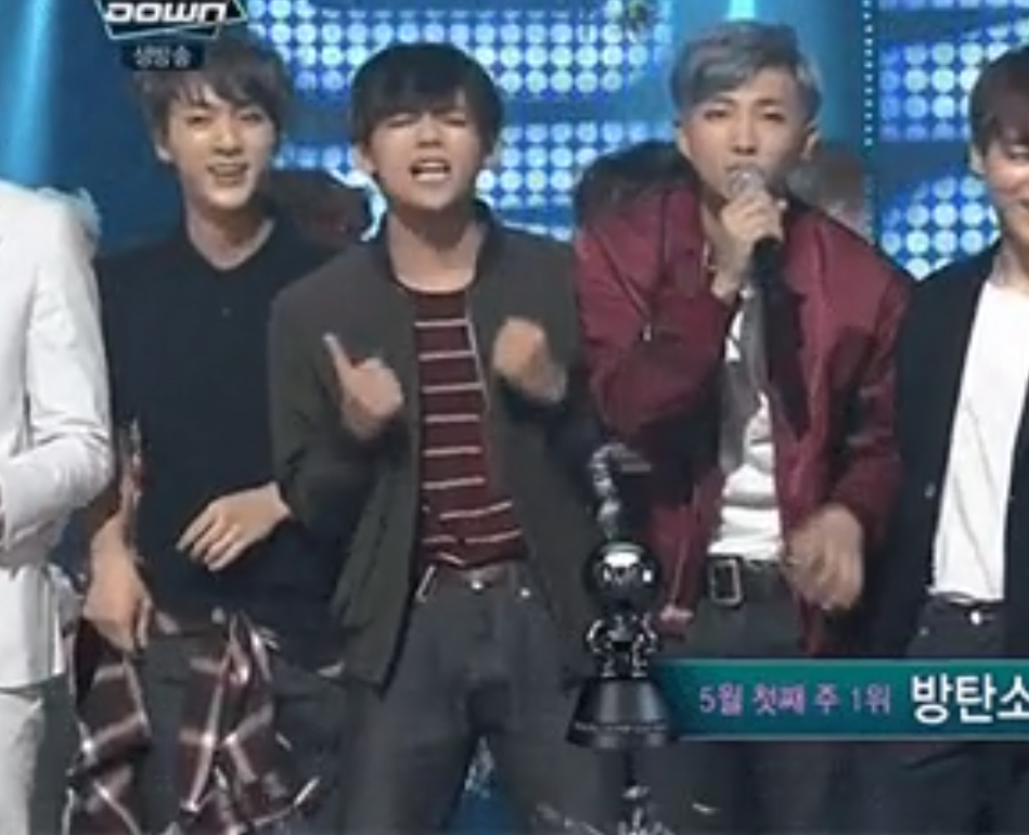 V menyanyikan lagu Loser BIGBANG saat BTS menjadi pemenang di acara musik mingguan. /Dok. koreaboo