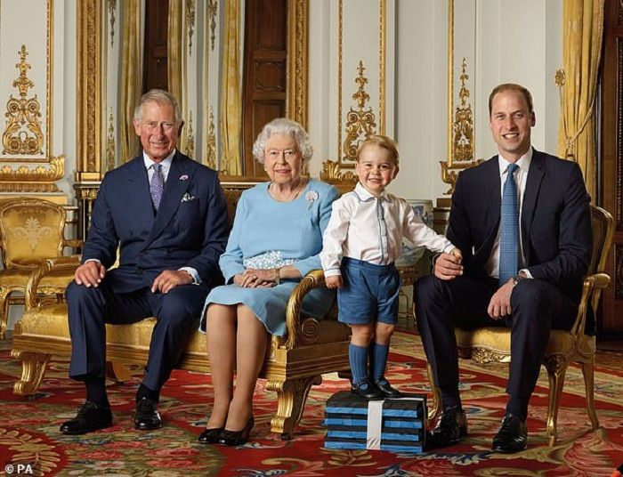 Salah satu foto resmi Ratu dan George lainnya.