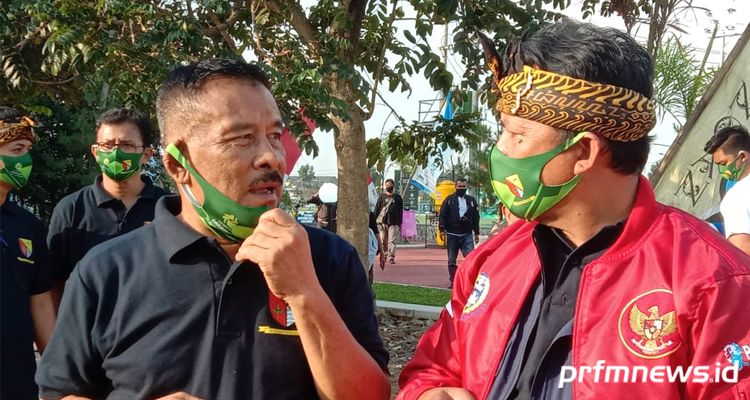 Bupati Bandung Dadang Naser (kanan) dan Komisaris PT Persib Bandung Bermartabat Umuh Muchtar (kiri) saat berbincang di kawasan Stadion Si Jalak Harupat, Rabu (22/7/2020).**