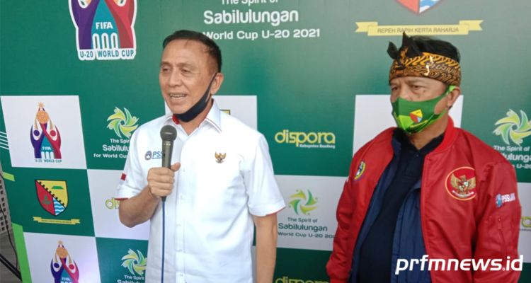 Ketua Umum PSSI Mochamad Iriawan (tengah) dan Bupati Bandung Dadang Naser (kiri) saat meninjau kesiapan stadion Si Jalak Harupat menjelang Piala Dunia U-20 tahun 2021, Rabu (22/7/2020).**