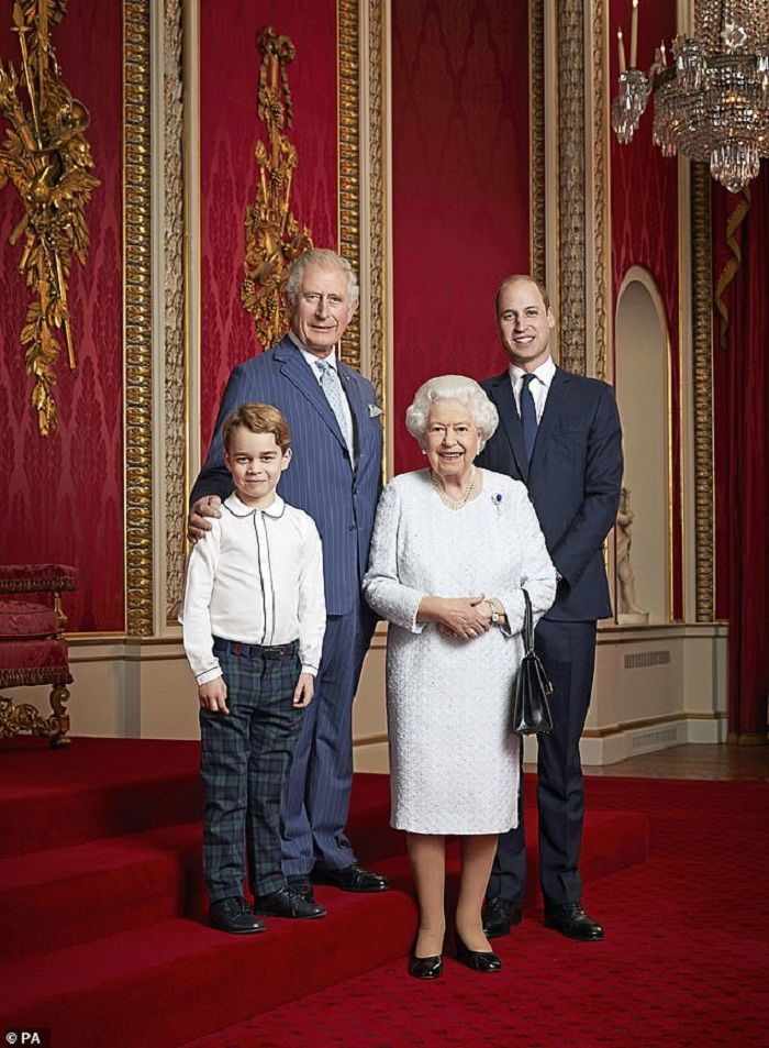 Ratu bersama ketiga pewaris tahta utama, Charles, William dan George.