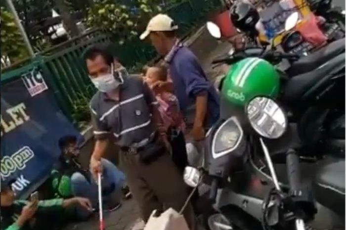 Viral Video Pejalan Kaki Disabilitas di Depok, Tidak Dapat Berjalan