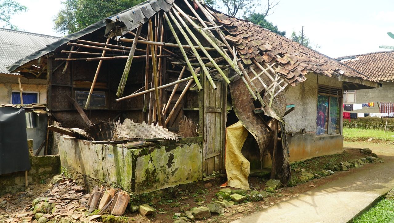 Kondisi rumah Anih (70) sebelum bedah rumah Angkatan89 TNI.