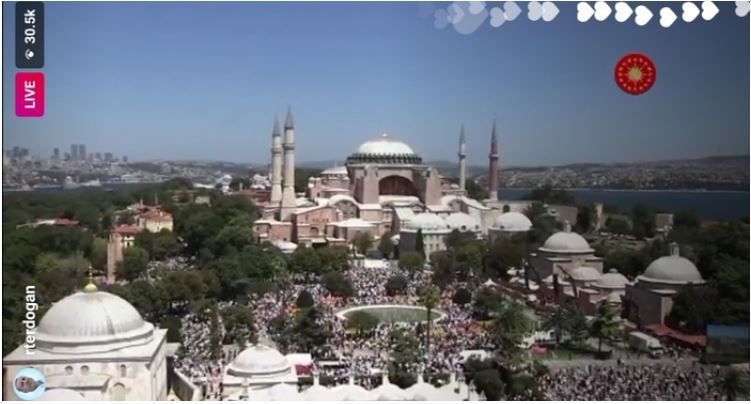 Ribuan umat muslim Turki padati kompleks Masjid Agung Asyasofya 