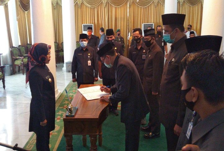 Pejabat eselon II Pemkab Serang disaksikan Bupati Serang, menandatangani berita acara pelantikan di pendopo Kabupaten Serang, Jumat 24 Juli 2020.
