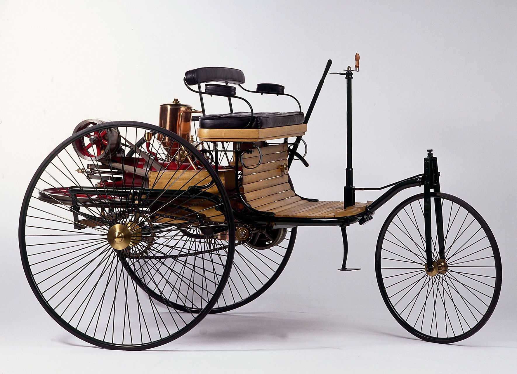 Mobil pertama di Dunia - Benz Patent Motorwagen tahun 1886 (replika). Pada 29 Januari 1886, Carl Benz mengajukan paten   pada _kendaraan bertenaga gas.*/Dok. Mercedes-Benz