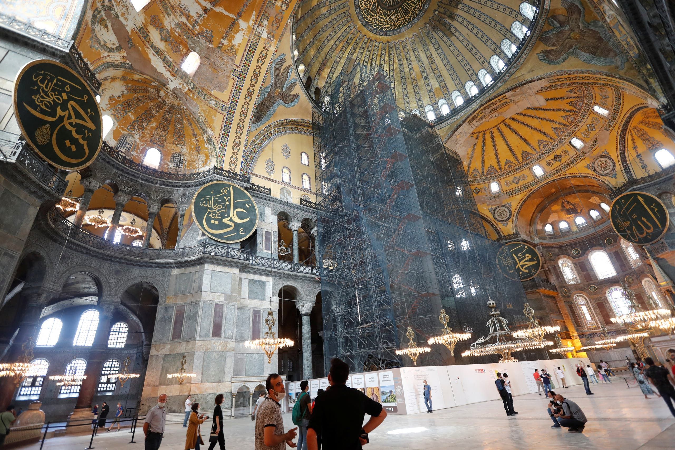 Orang-orang mengunjungi Hagia Sophia, Situs Warisan Dunia UNESCO, di Istanbul, Turki, 10 Juli 2020.*/REUTERS