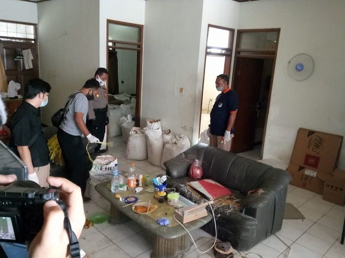 Petugas dari Ditres Narkoba Polda Jabar melakukan olah TKP di pabrik rumahan yang memproduksi pil berbahaya, di Kopo Permai, Kab. Bandung, Jumat 24 Juli 2020. (Galamedia/Lucky M Lukman)