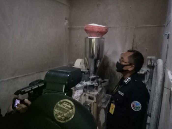 Polisi mengecek mesin pembuat pil berbahaya, di Kopo Permai, Kab. Bandung, Jumat, 24 Juli 2020. (Galamedia/Lucky M Lukman)