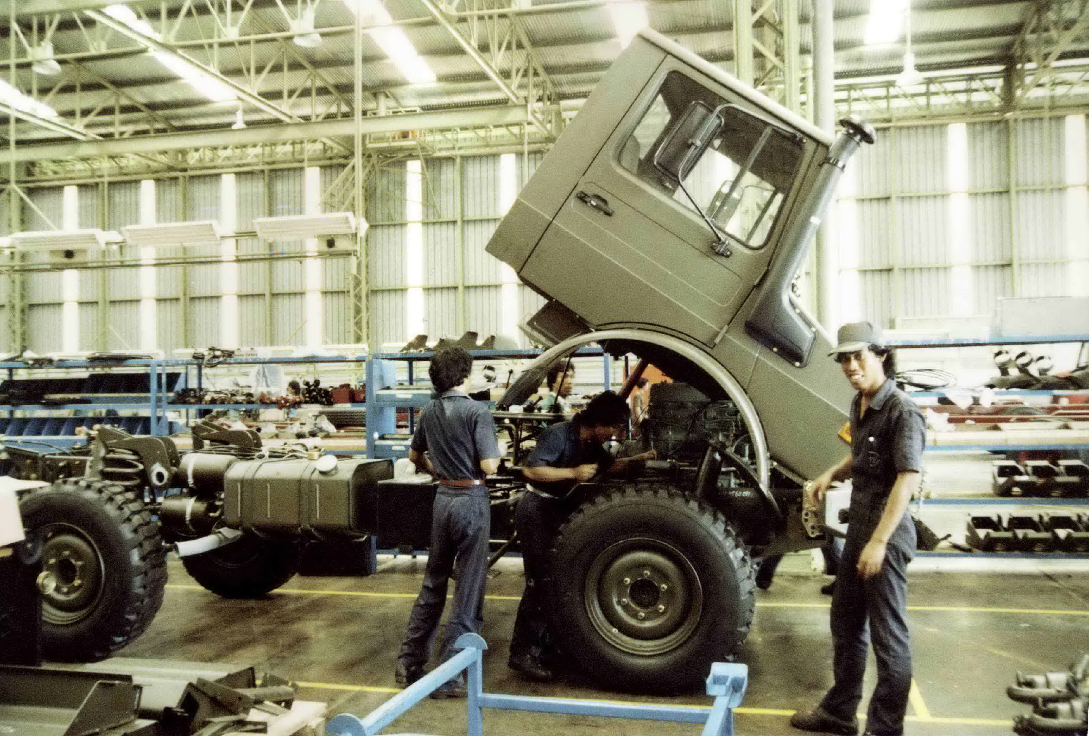 Perakitan UNIMOG, mini truk super tangguh, di Wanaherang, Bogor, Jawa Barat pada 1983.*/Dok. Mercedes-Benz