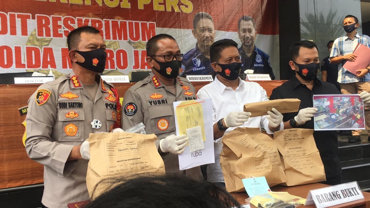 Polisi mengamankan sejumlah barang bukti terkait kematian editor Metro TV Yodi Prabowo, termasuk pisau yang ditemukan di bawah tubuh Yodi.*/Dok. PMJ News