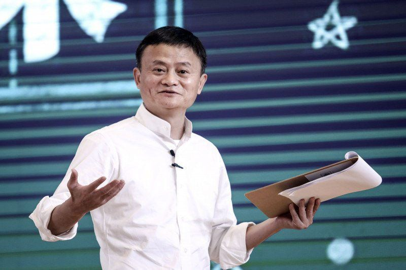 Jack Ma akhirnya kembali ke China setelah setahun melakukan perjalanan luar negeri. Jack Ma mengunjungi Hangzhou Yungu School, sekolah yang telah didirikannya pada hari Senin 27 Maret 2023.