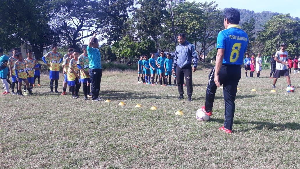 Tim yang bagus akan tercipta dari skill individu yang bagus, di Majalengka cukup banyak anak-anak yang   memiliki potensi di bidang sepak bola.*/Tati Purnawati