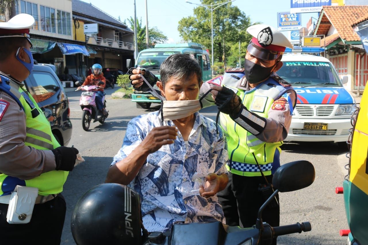 Siap-siap! Mulai Besok Warga Tak Pakai Masker Bakal Kena Denda dan ...