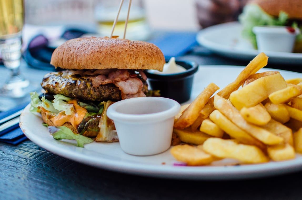 Terlalu Sering Makan Junk Food, Ketahui 5 Bahaya Makanan Cepat Saji Ini