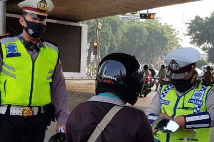 Pemotor lawan arus ditilang polisi Jakbar, Operasi Patuh Jaya 2020.
