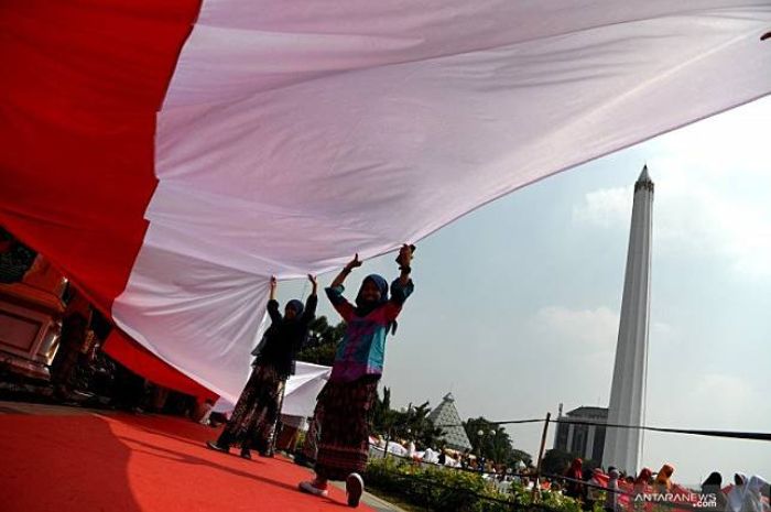 Ilustrasi pengibaran bendera Indonesia.*