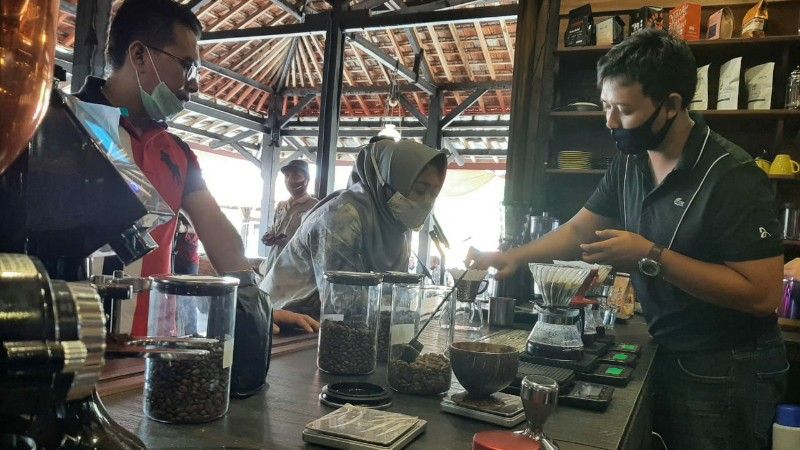 Bupati Purbalingga melihat proses peracikan kopi batok