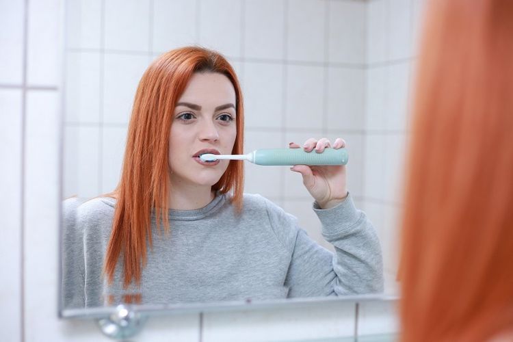 Ilustrasi menggosok gigi.