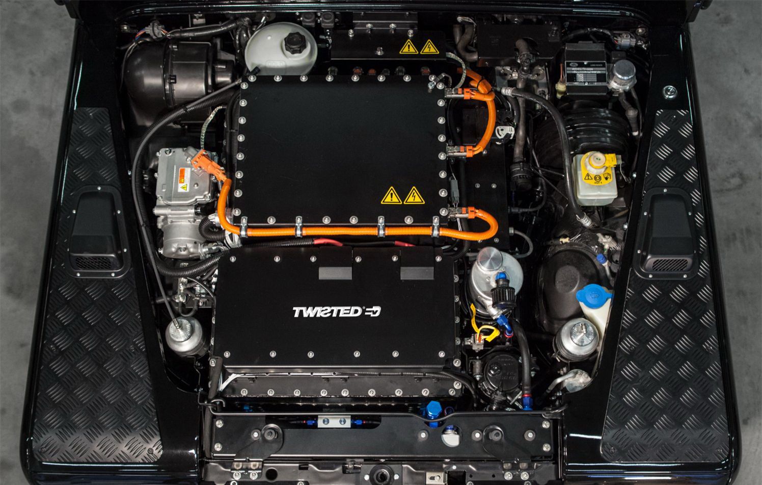 Twisted NAS-E 4 × 4 adalah Land Rover klasik bertenaga listrik.*/CARSCOOPS