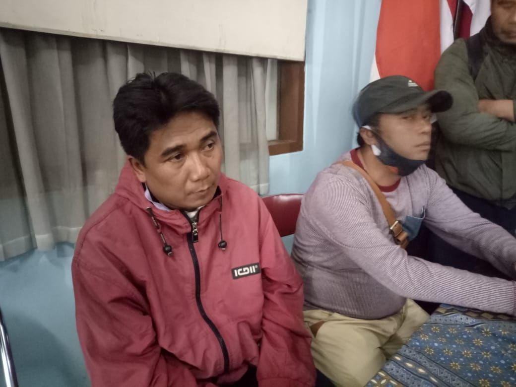 Dede Iskandar (kiri), pemilik akun Facebook yang menghina profesi guru saat datang ke Gedung PGRI Garut untuk menyampaikan permintaan maaf, Selasa 28 Juli 2020