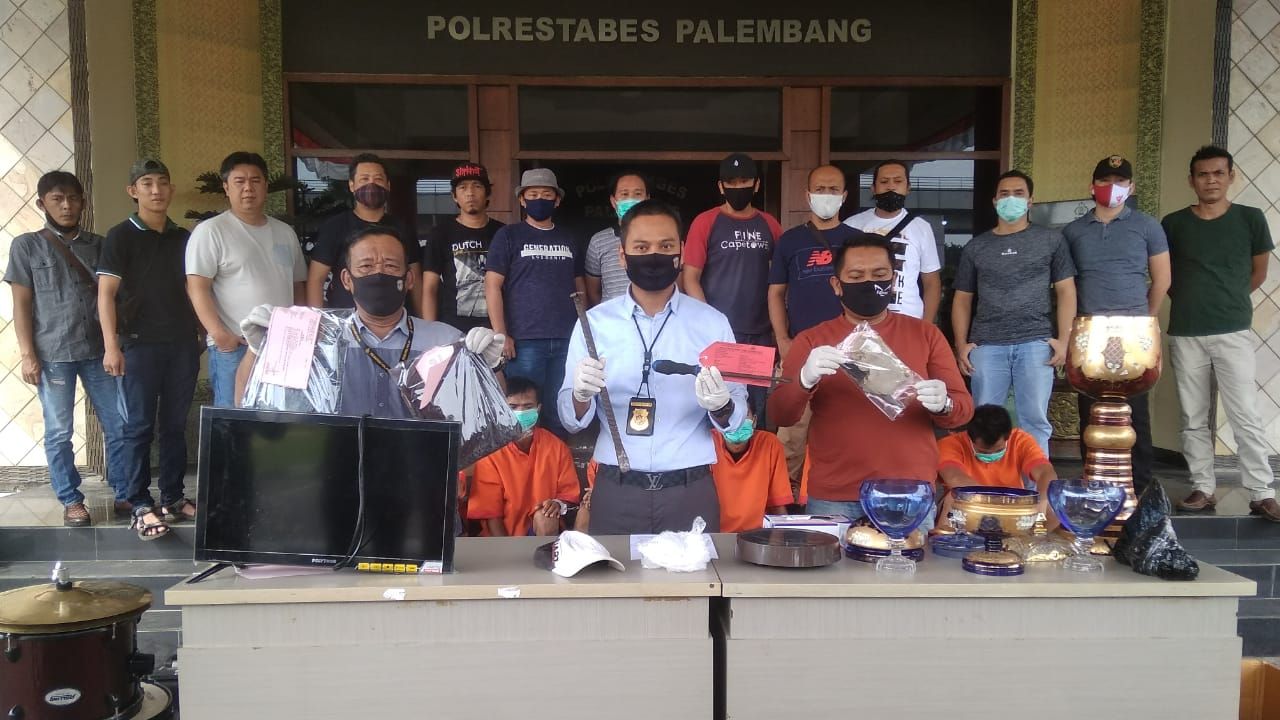 Kasat Reskrim Polrestabes Palembang, AKBP Nuryono (tengah) memaparkan para tersangka beserta barang bukti hasil curian.
