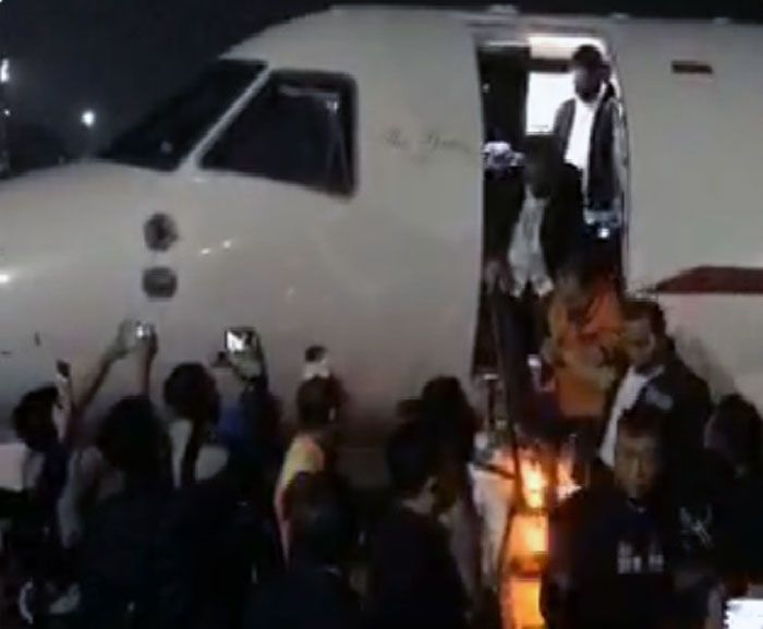Djoko Tjandra saat turun dari pesawat bersama petugas kepolisian. (Dok. Mabes Polri)