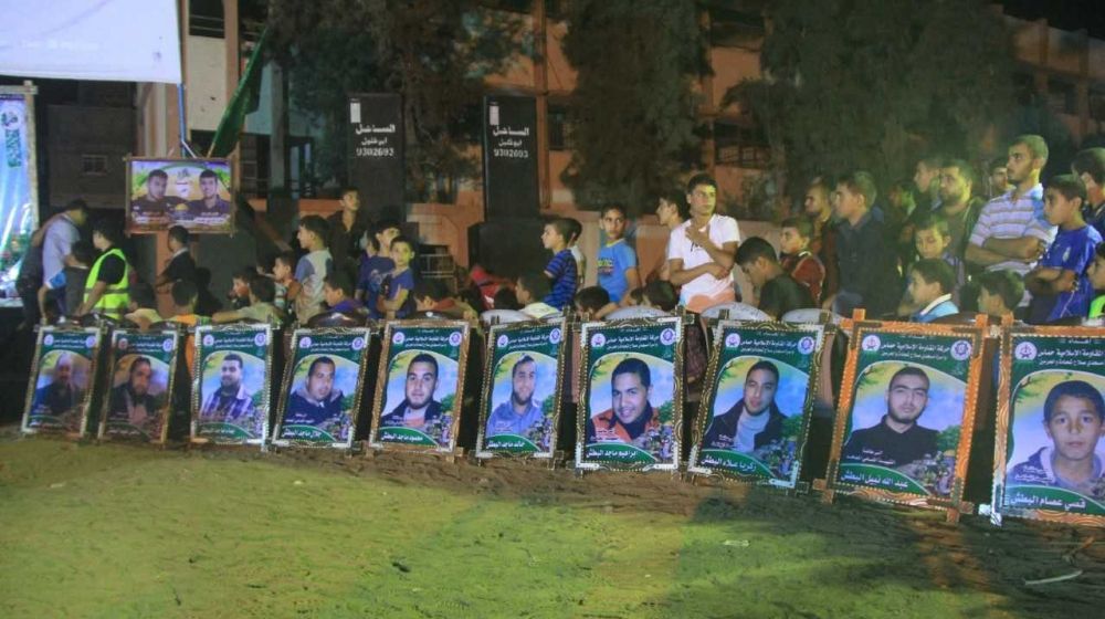 Foto-foto 18 anggota keluarga Albatsh yang terbunuh dalam serangan Israel pada 2014 [Courtesy: keluarga Albatsh]